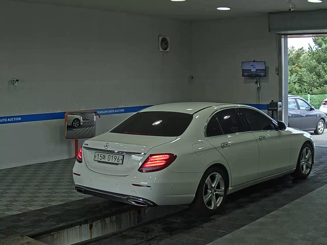 MERCEDES-BENZ E-CLASS (5TH GEN) E200 AVANTGARDE 2017 - zdjęcie 5