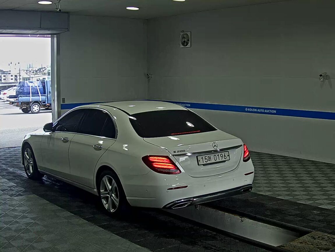 MERCEDES-BENZ E-CLASS (5TH GEN) E200 AVANTGARDE 2017 - zdjęcie 6