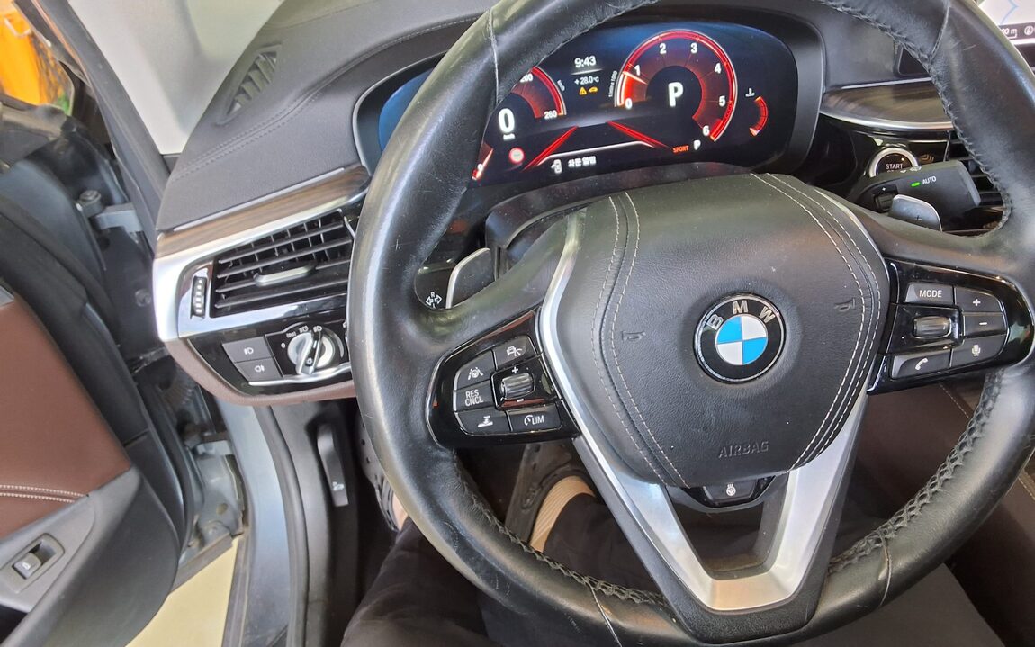 BMW 5 SERIES (7TH GEN) 520d LUXURY LINE PLUS 2019 - zdjęcie 17