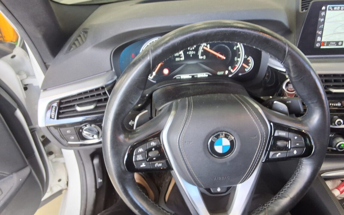 BMW 5 SERIES (7TH GEN) 520d M SPORT PACK 2017 - zdjęcie 17