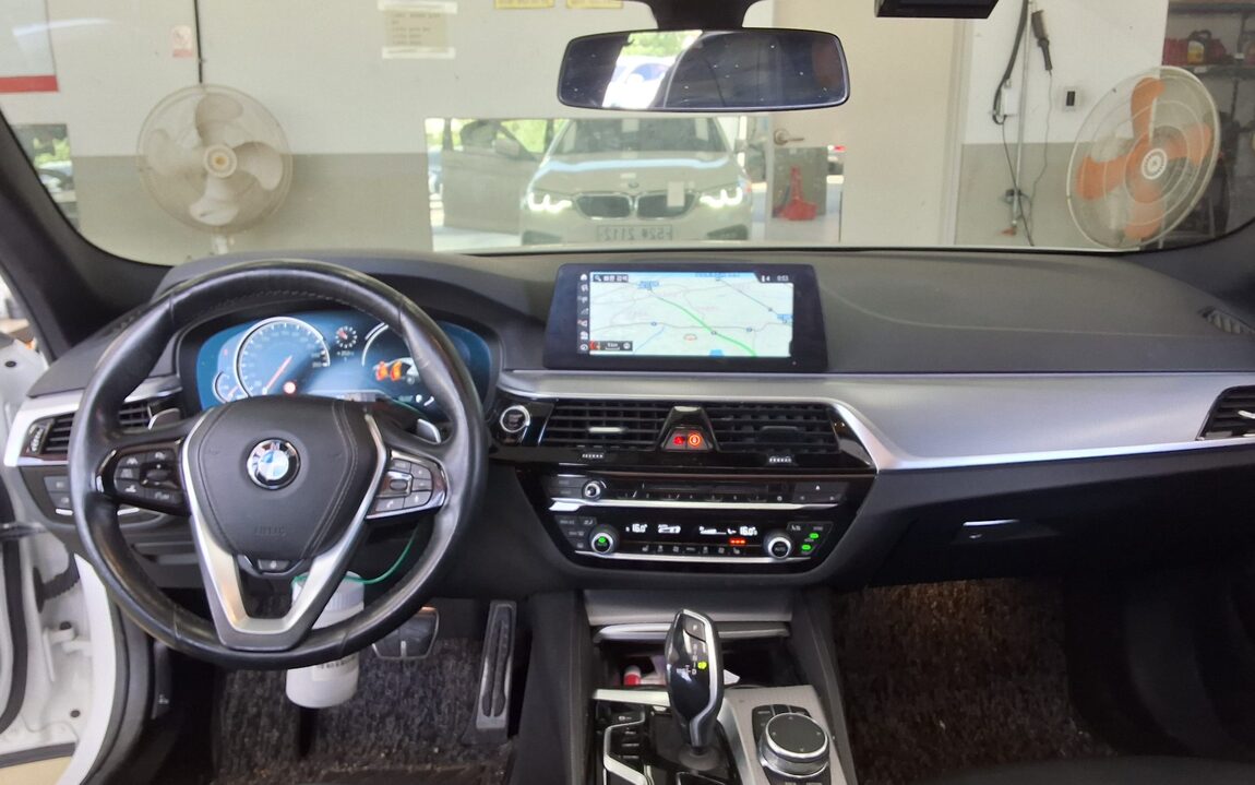 BMW 5 SERIES (7TH GEN) 520d M SPORT PACK 2017 - zdjęcie 11