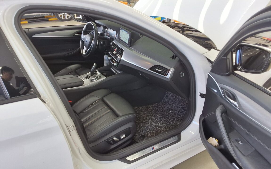 BMW 5 SERIES (7TH GEN) 520d M SPORT PACK 2017 - zdjęcie 14