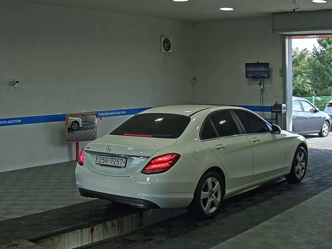 MERCEDES-BENZ C-CLASS (4TH GEN) C200 2018 - zdjęcie 5