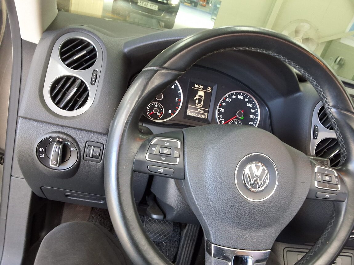 VOLKSWAGEN TIGUAN 2.0 TDI BLUEMOTION PREMIUM 2015 - zdjęcie 23