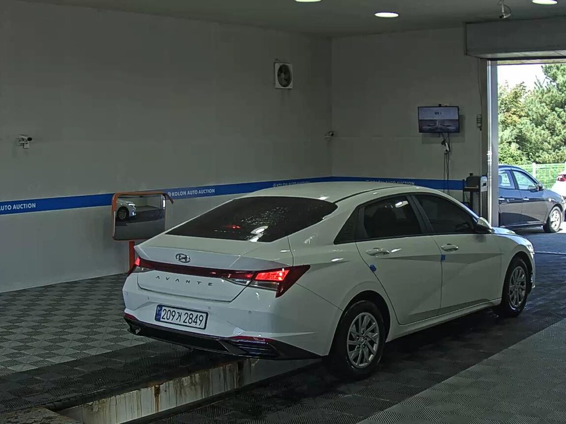 HYUNDAI AVANTE (CN7) 1.6 GASOLINE SMART 2021 - zdjęcie 5
