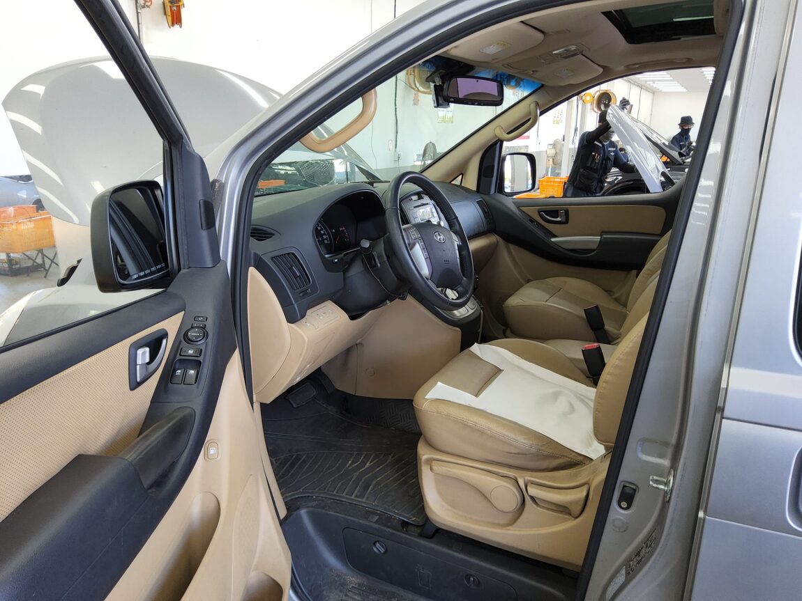 HYUNDAI GRAND STAREX 11-SEATER DIESEL HVX VIP PACK 2012 - zdjęcie 10