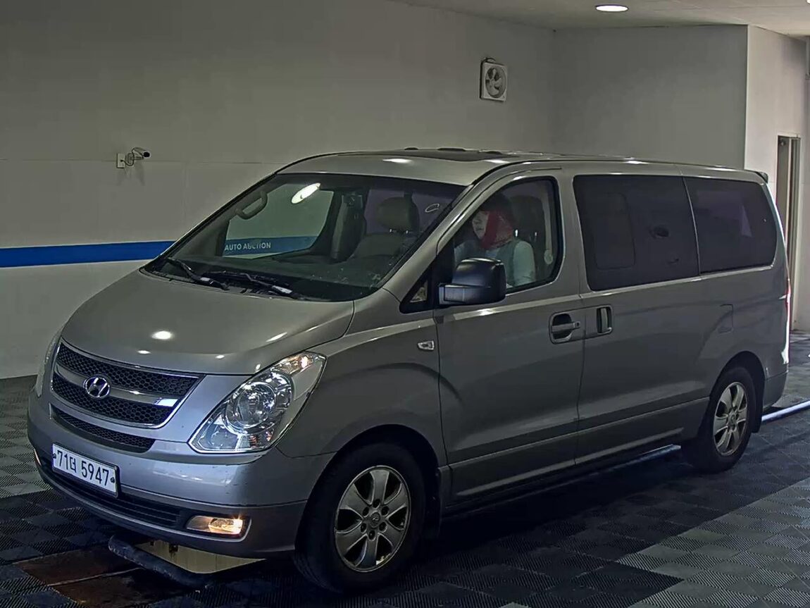 HYUNDAI GRAND STAREX 11-SEATER DIESEL HVX VIP PACK 2012 - zdjęcie 2