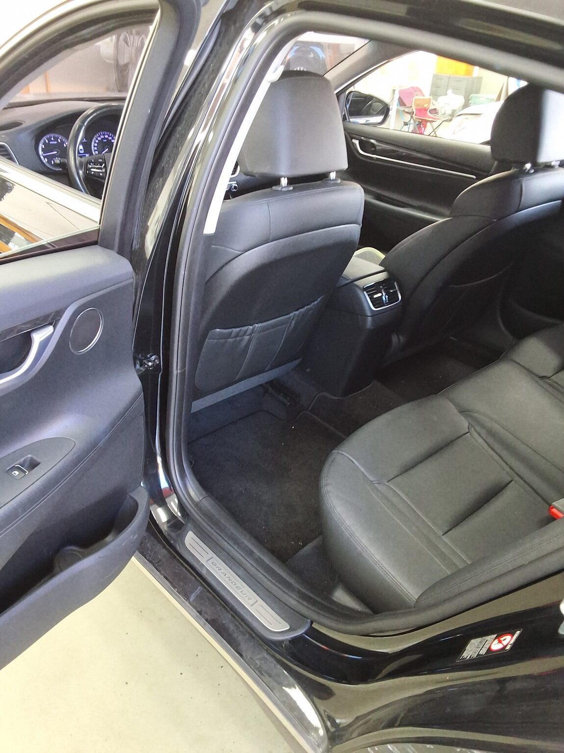 HYUNDAI GRANDEUR IG 3.0 GDi MODERN BASIC RENTAL CAR 2019 - zdjęcie 12