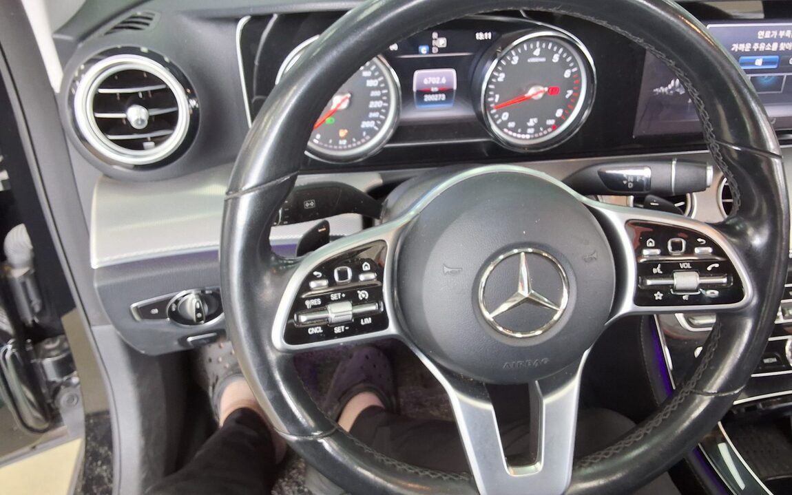 MERCEDES-BENZ E-CLASS (5TH GEN) E300 AVANTGARDE 2019 - zdjęcie 17