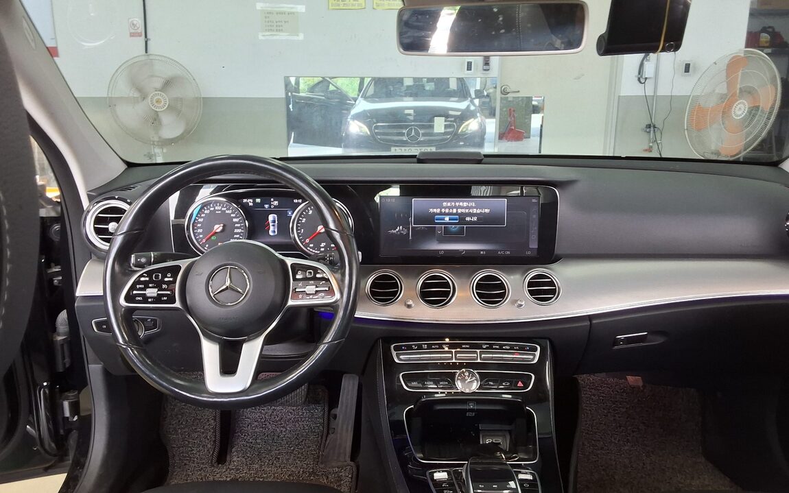 MERCEDES-BENZ E-CLASS (5TH GEN) E300 AVANTGARDE 2019 - zdjęcie 11