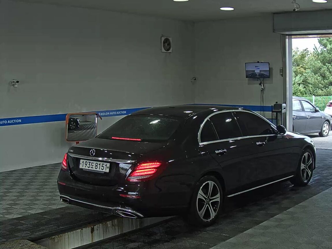 MERCEDES-BENZ E-CLASS (5TH GEN) E300 AVANTGARDE 2019 - zdjęcie 5