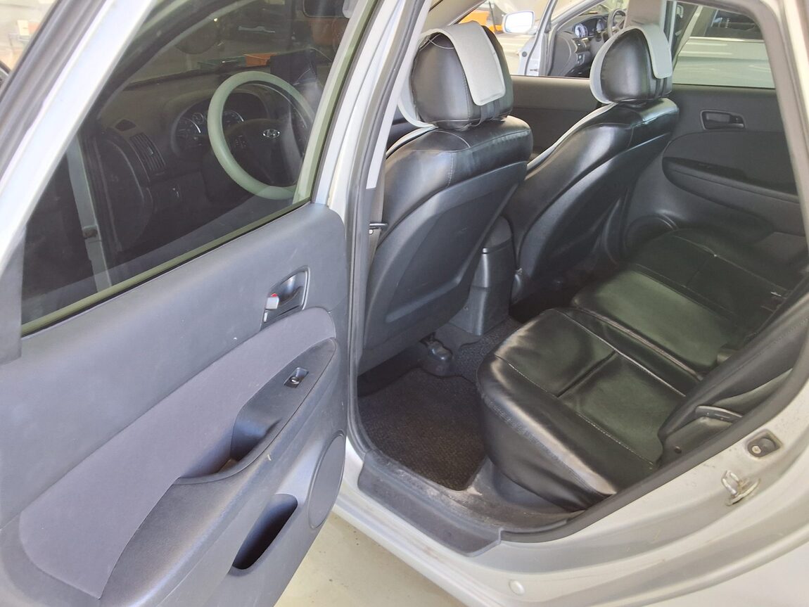 HYUNDAI i30 1.6 VVT DELUXE 2010 - zdjęcie 12