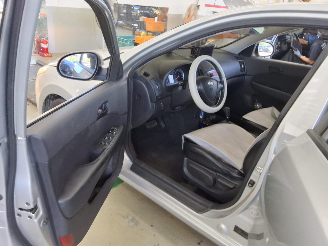 HYUNDAI i30 1.6 VVT DELUXE 2010 - zdjęcie 10