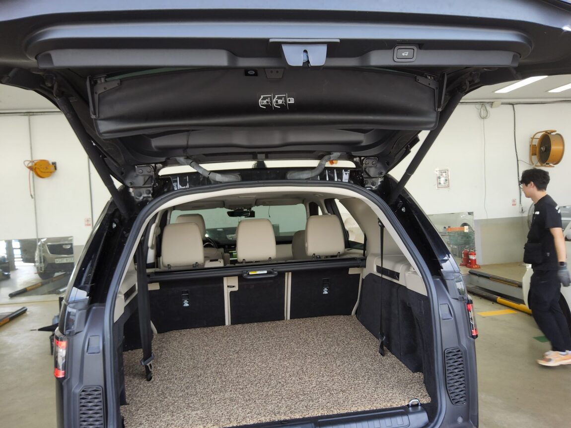 LAND ROVER DISCOVERY 5 2.0 SD4 SE 2018 - zdjęcie 15