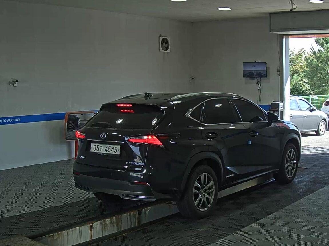 LEXUS NX 300h 2017 - zdjęcie 5