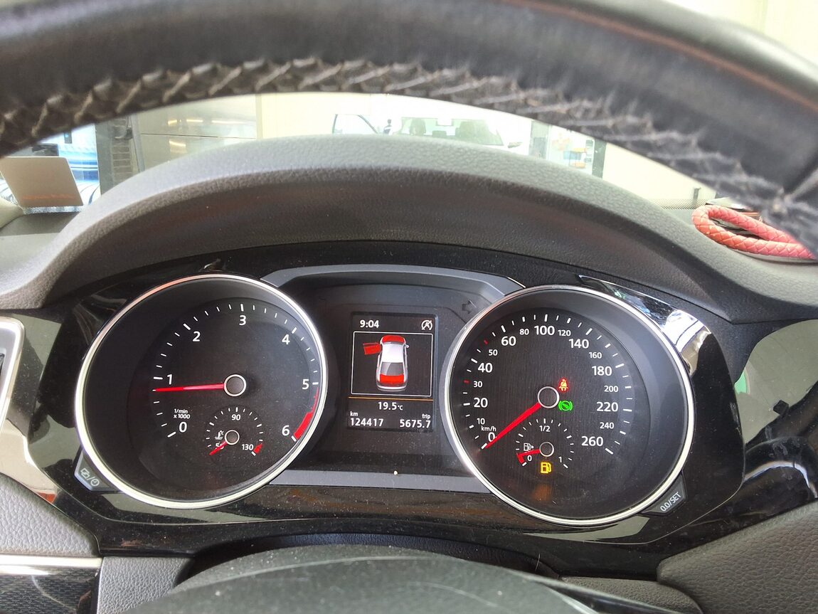 VOLKSWAGEN JETTA (6TH GEN) 2.0 TDI BLUEMOTION PREMIUM 2015 - zdjęcie 10