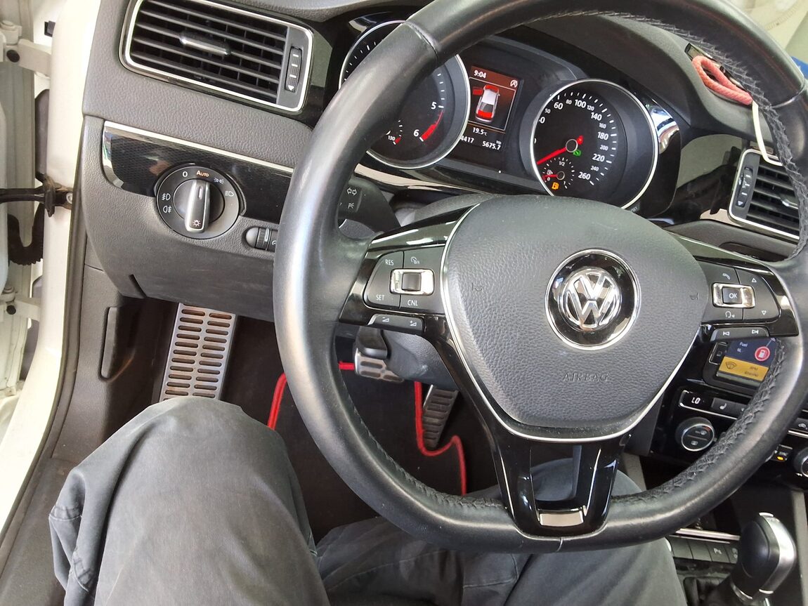 VOLKSWAGEN JETTA (6TH GEN) 2.0 TDI BLUEMOTION PREMIUM 2015 - zdjęcie 23