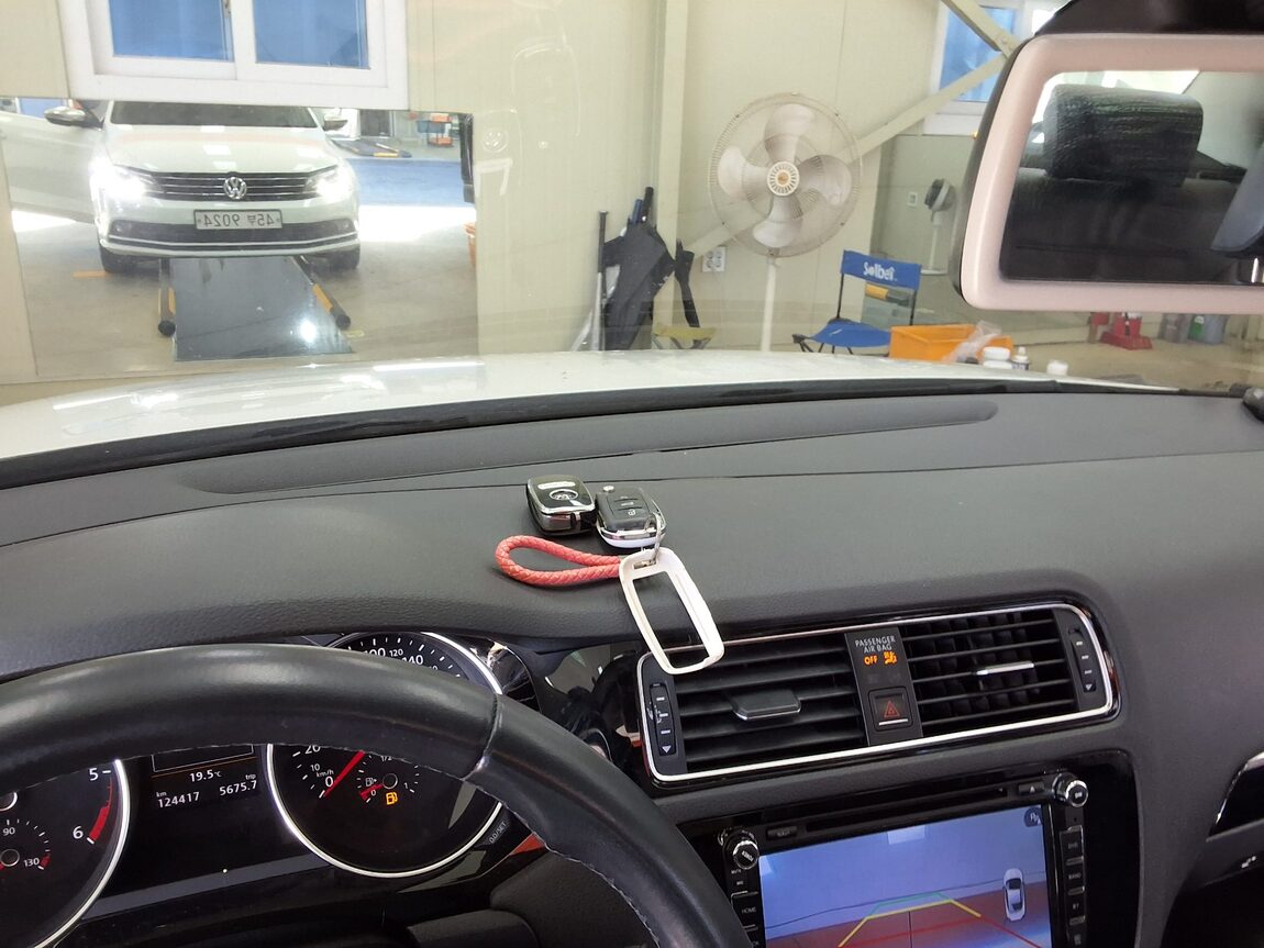 VOLKSWAGEN JETTA (6TH GEN) 2.0 TDI BLUEMOTION PREMIUM 2015 - zdjęcie 25
