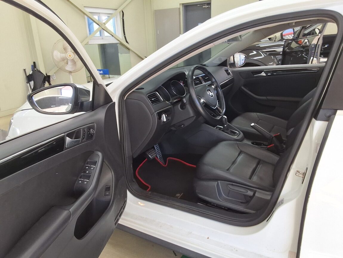 VOLKSWAGEN JETTA (6TH GEN) 2.0 TDI BLUEMOTION PREMIUM 2015 - zdjęcie 11