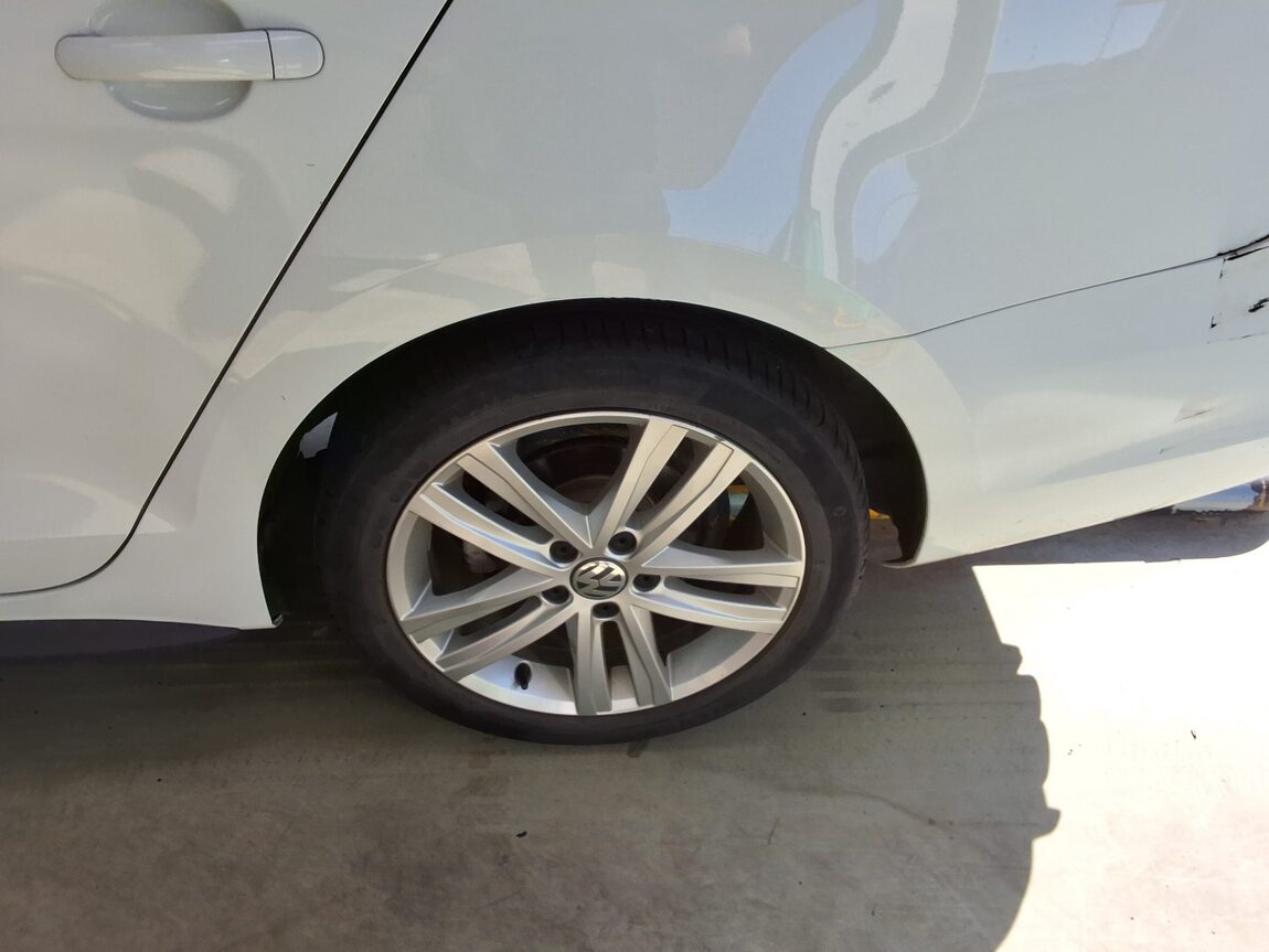 VOLKSWAGEN JETTA (6TH GEN) 2.0 TDI BLUEMOTION PREMIUM 2015 - zdjęcie 20