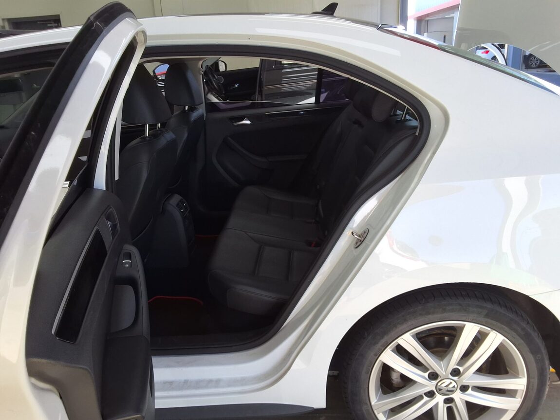 VOLKSWAGEN JETTA (6TH GEN) 2.0 TDI BLUEMOTION PREMIUM 2015 - zdjęcie 13
