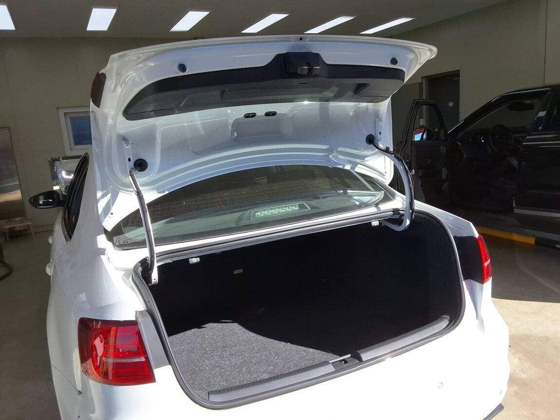 VOLKSWAGEN JETTA (6TH GEN) 2.0 TDI BLUEMOTION PREMIUM 2015 - zdjęcie 16