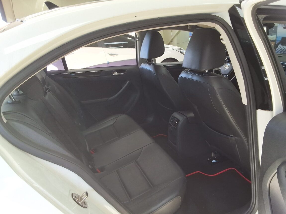 VOLKSWAGEN JETTA (6TH GEN) 2.0 TDI BLUEMOTION PREMIUM 2015 - zdjęcie 14