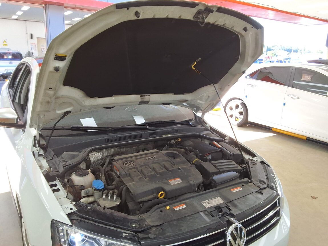 VOLKSWAGEN JETTA (6TH GEN) 2.0 TDI BLUEMOTION PREMIUM 2015 - zdjęcie 18