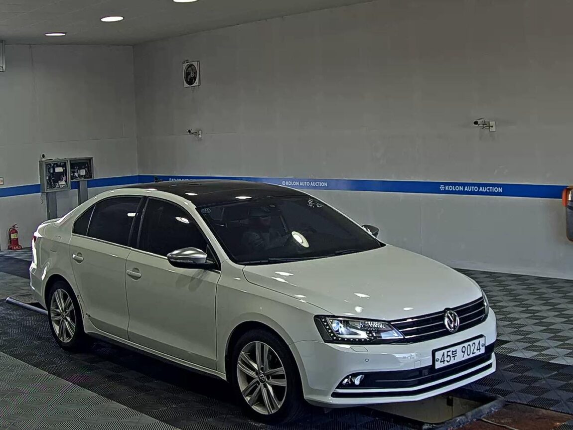 VOLKSWAGEN JETTA (6TH GEN) 2.0 TDI BLUEMOTION PREMIUM 2015 - zdjęcie 3