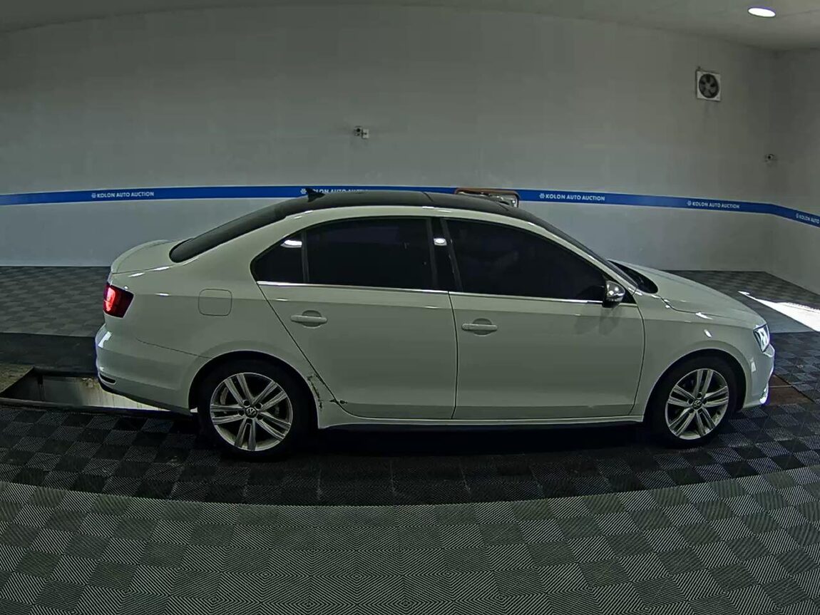 VOLKSWAGEN JETTA (6TH GEN) 2.0 TDI BLUEMOTION PREMIUM 2015 - zdjęcie 4