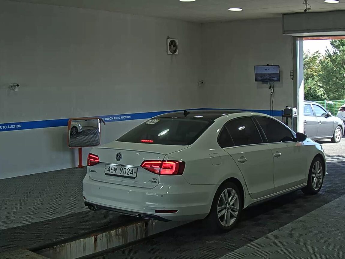 VOLKSWAGEN JETTA (6TH GEN) 2.0 TDI BLUEMOTION PREMIUM 2015 - zdjęcie 5