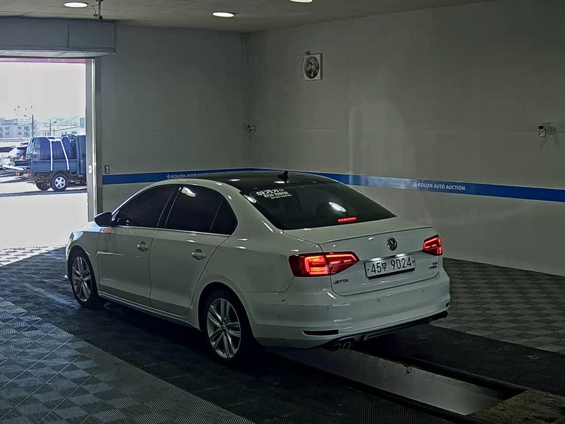 VOLKSWAGEN JETTA (6TH GEN) 2.0 TDI BLUEMOTION PREMIUM 2015 - zdjęcie 6