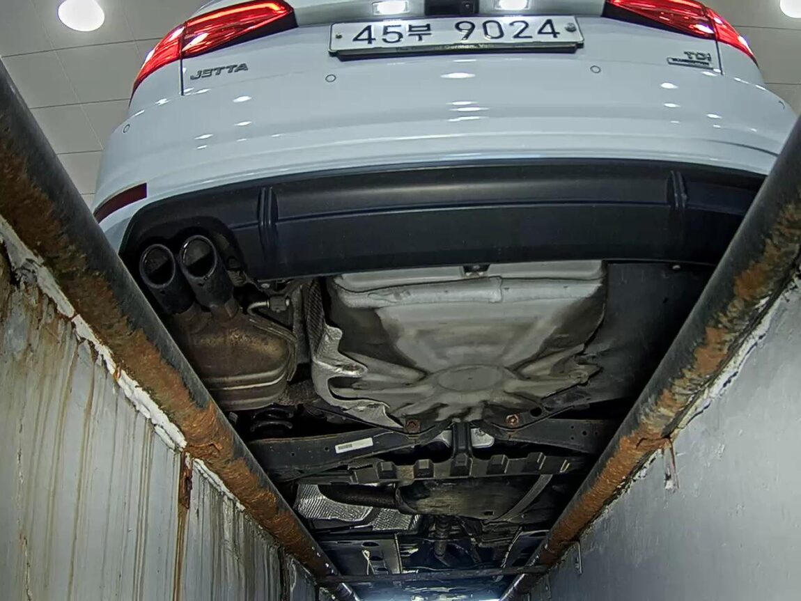 VOLKSWAGEN JETTA (6TH GEN) 2.0 TDI BLUEMOTION PREMIUM 2015 - zdjęcie 8