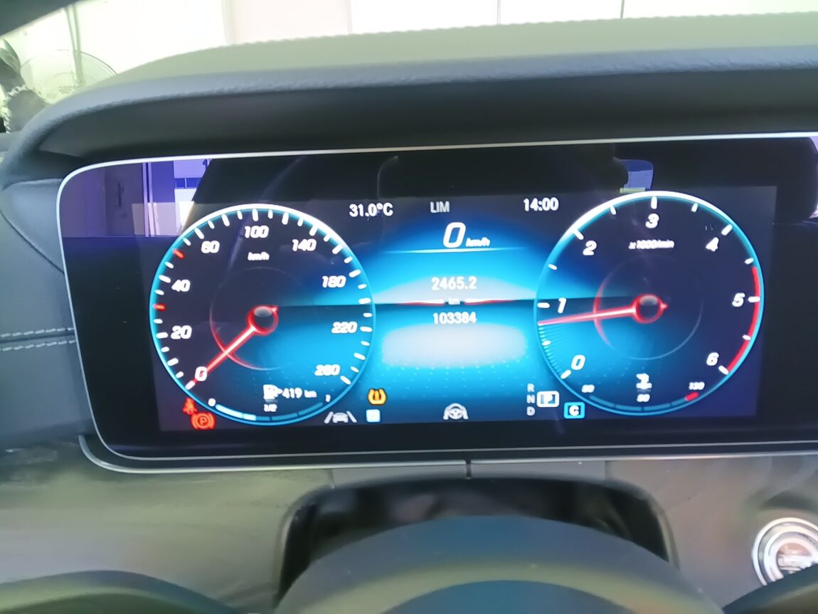 MERCEDES-BENZ E-CLASS (5TH GEN) E220d 4MATIC AMG LINE 2021 - zdjęcie 9