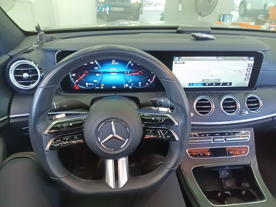 MERCEDES-BENZ E-CLASS (5TH GEN) E220d 4MATIC AMG LINE 2021 - zdjęcie 17