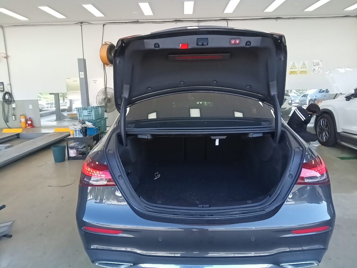 MERCEDES-BENZ E-CLASS (5TH GEN) E220d 4MATIC AMG LINE 2021 - zdjęcie 15