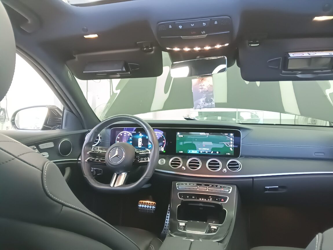MERCEDES-BENZ E-CLASS (5TH GEN) E220d 4MATIC AMG LINE 2021 - zdjęcie 23