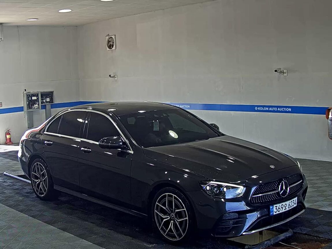 MERCEDES-BENZ E-CLASS (5TH GEN) E220d 4MATIC AMG LINE 2021 - zdjęcie 3