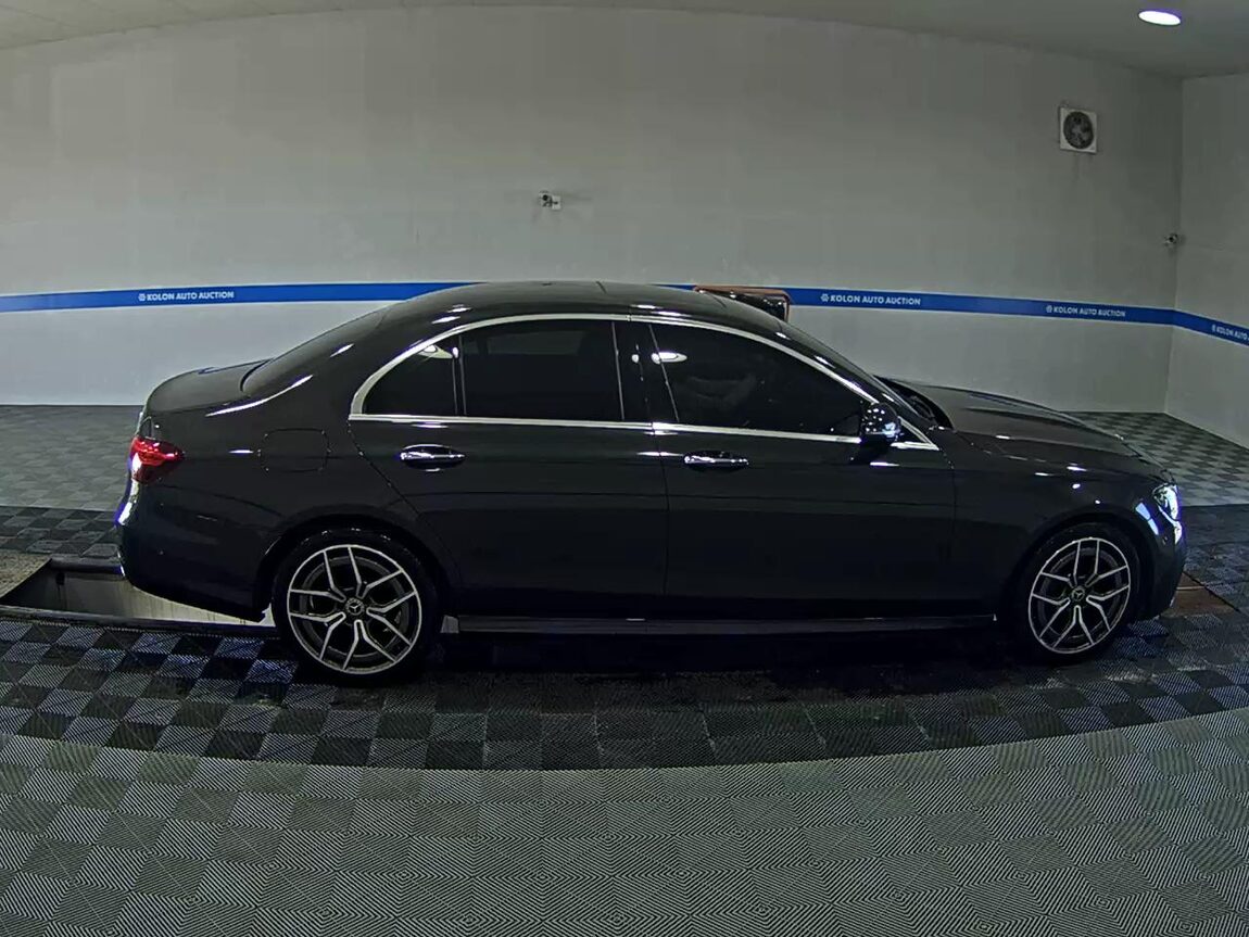 MERCEDES-BENZ E-CLASS (5TH GEN) E220d 4MATIC AMG LINE 2021 - zdjęcie 4