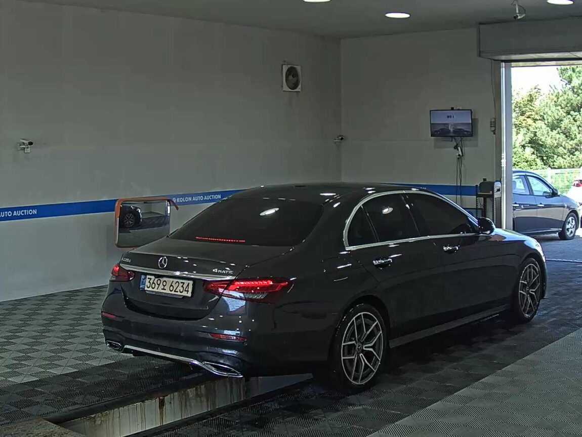 MERCEDES-BENZ E-CLASS (5TH GEN) E220d 4MATIC AMG LINE 2021 - zdjęcie 5