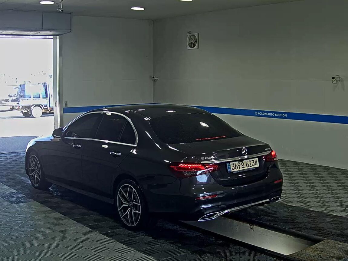 MERCEDES-BENZ E-CLASS (5TH GEN) E220d 4MATIC AMG LINE 2021 - zdjęcie 6