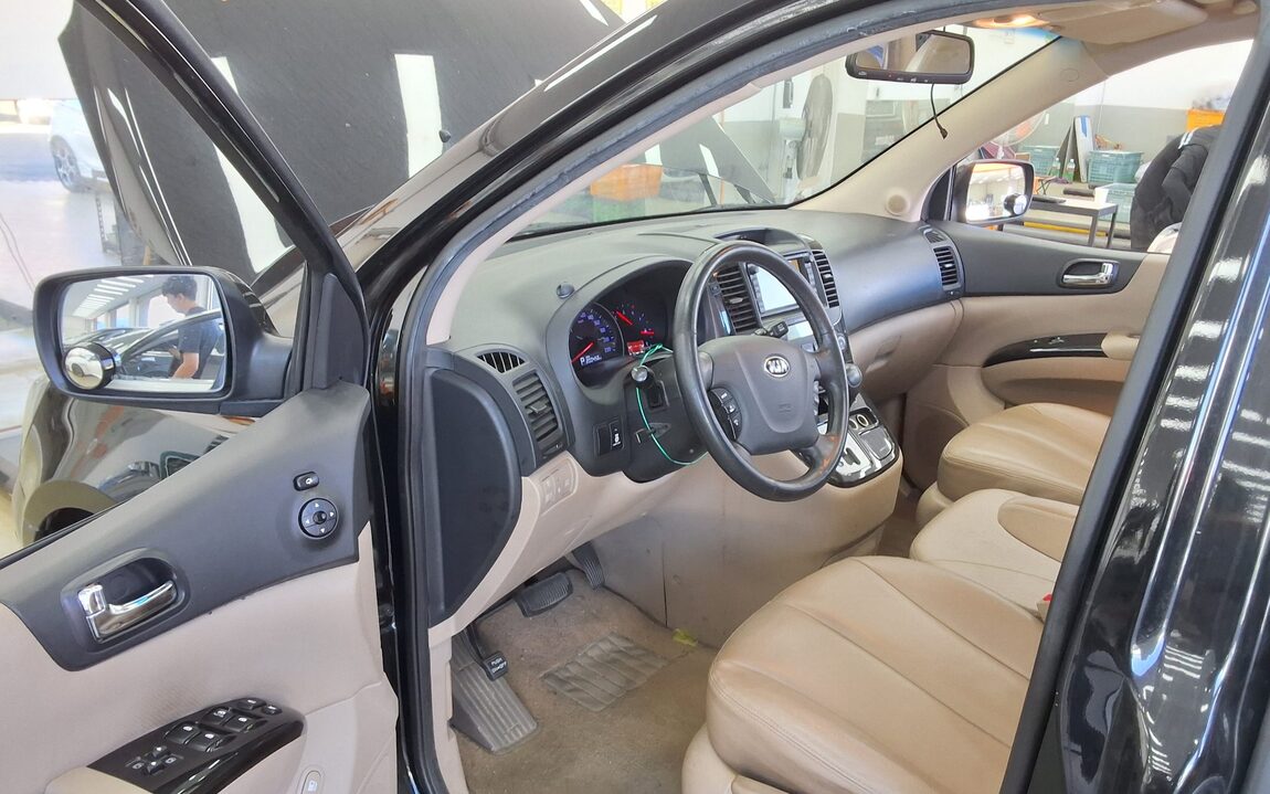 KIA CARNIVAL R LIMOUSINE DIESEL 9-SEATER GLX LUXURY MODEL 2013 - zdjęcie 10