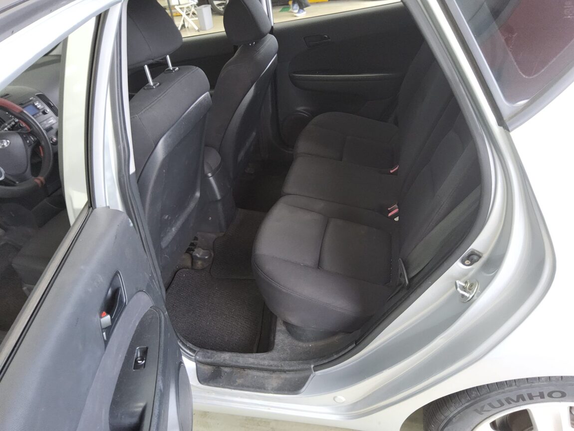 HYUNDAI i30 1.6 VVT DELUXE 2008 - zdjęcie 12