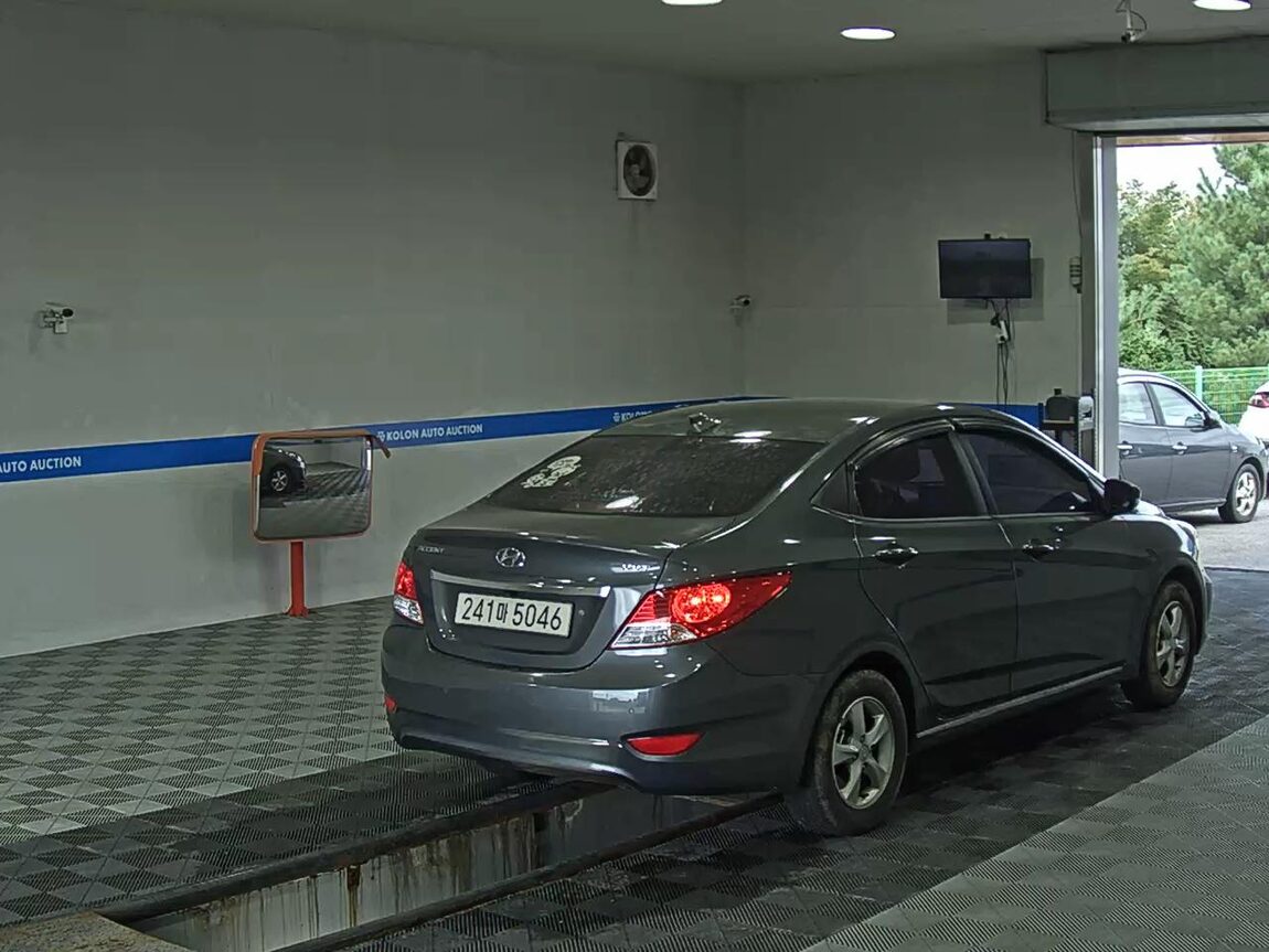 HYUNDAI NEW ACCENT 1.4 VVT PREMIER 2013 - zdjęcie 5