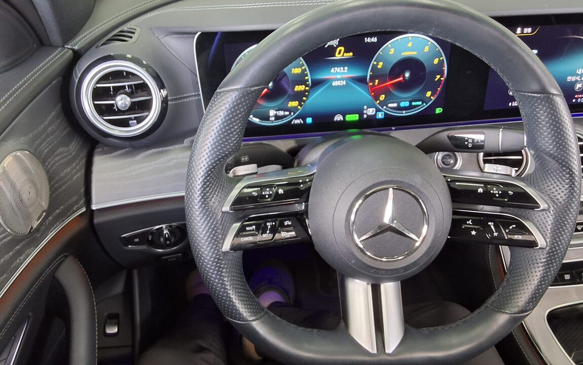 MERCEDES-BENZ E-CLASS (5TH GEN) E350 4MATIC AMG LINE 2022 - zdjęcie 17