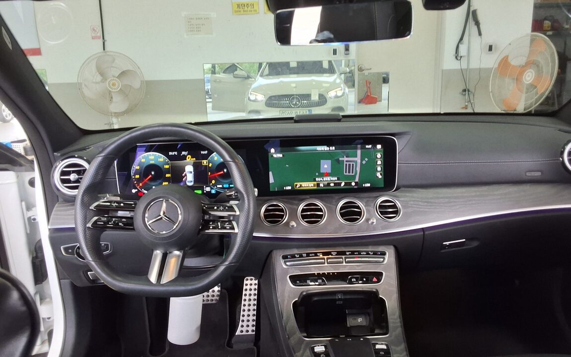 MERCEDES-BENZ E-CLASS (5TH GEN) E350 4MATIC AMG LINE 2022 - zdjęcie 11