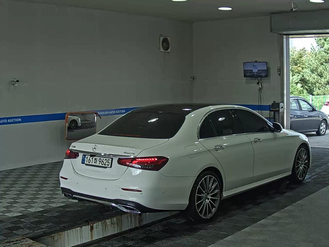 MERCEDES-BENZ E-CLASS (5TH GEN) E350 4MATIC AMG LINE 2022 - zdjęcie 5