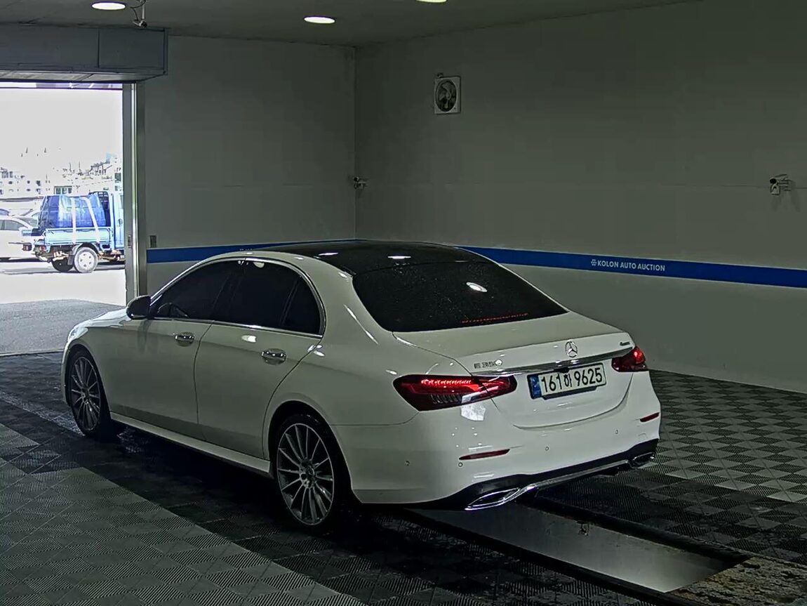 MERCEDES-BENZ E-CLASS (5TH GEN) E350 4MATIC AMG LINE 2022 - zdjęcie 6