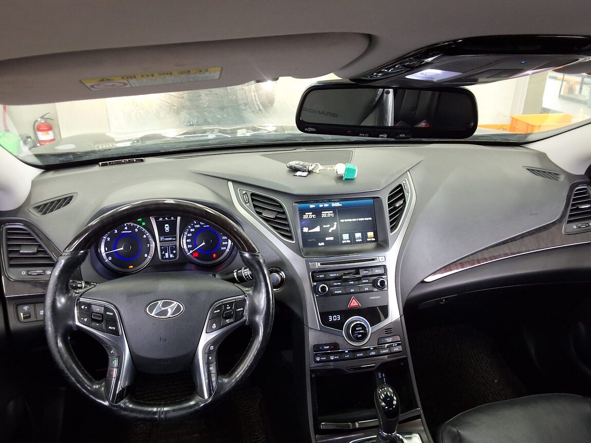 HYUNDAI GRANDEUR HG HG 240 MODERN 2015 - zdjęcie 11