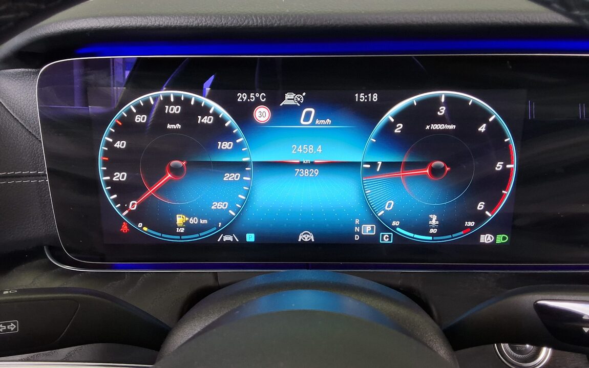 MERCEDES-BENZ E-CLASS (5TH GEN) E220d 4MATIC AMG LINE 2021 - zdjęcie 9